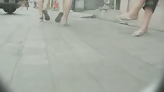 Girl in flip-flops shows her ass on the candid camera